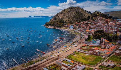 Vista panorámica de Copacabana, Bolivia y el lago Titicaca.