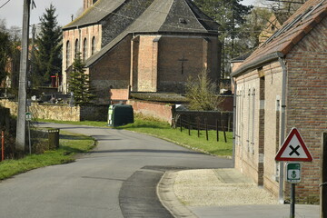 Route de campagne traversant le village de Ribecq (Ath)