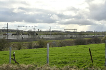 Ligne de chemin de fer &eacute;lectrifi&eacute; Bruxelles-Tournai aux environs du village de Gibecq (Ath)