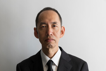 スーツ姿の日本人の中年男性のポートレイト