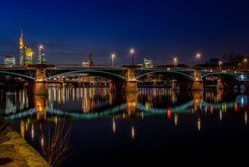 Mainbrücke bei Nacht