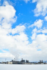 雪原と工場（新潟県）