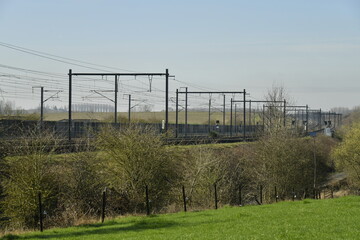 Fototapeta premium Ligne de chemin de fer rapide Bruxelles-Tournai-Lille à travers les zones rurales aux environs de Ghislenghien (Ath)