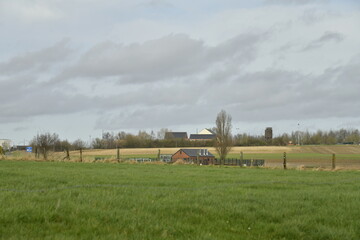 Paysage rural sous un ciel couvert et gris à Ghislenghien 