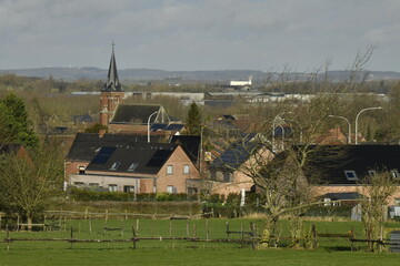 Fototapeta na wymiar Le village de Ghislenghien vu depuis une colline dans l'entité d'Ath en Hainaut
