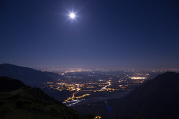 Vista panoramica dall'alto su Gemona del Friuli e i paesi circostanti, di notte, in estate, sotto...