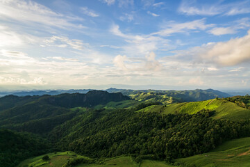 Obraz premium Beautiful sunlight and blue sky with cloud over the mountain of Thailand.