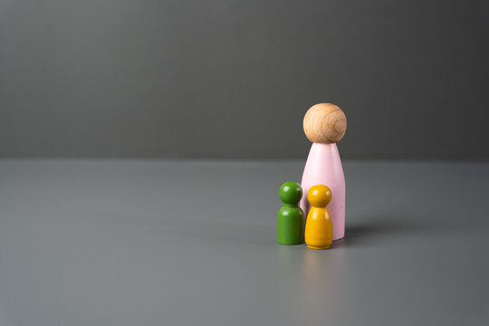 A woman and her children. Figurines. Care, education and guardianship. Social help.