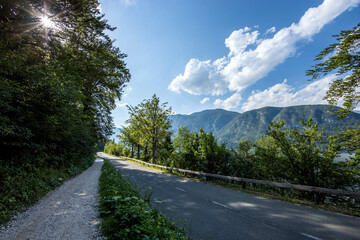 Ampia visuale panoramica che mostra una delle strade sulla sponda sud del lago Bohinj, in Slovenia,...