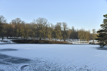 Le lac pris par la glace sous un ciel clair en fin de journée au bois de la Cambre à Bruxelles 