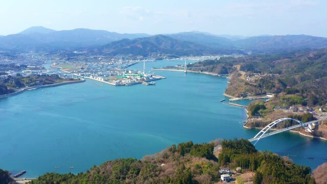 気仙沼湾大橋と気仙沼湾（宮城県気仙沼市）