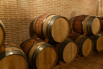 Bodega con barriles de vino.