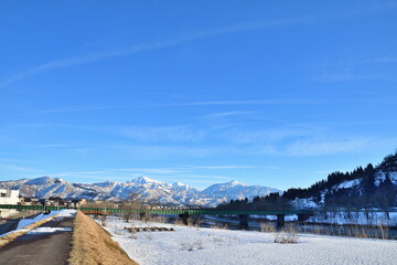 魚野川と越後三山（新潟県）