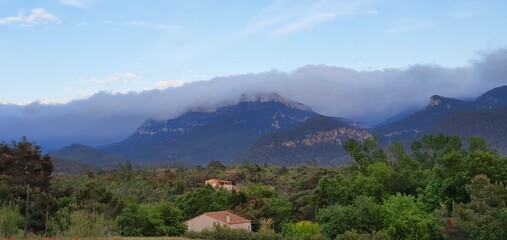 monta&ntilde;a con nubes