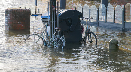 Sturmflut und Elbe Hochwasser am Hamburger Hafen St. Pauli Fischmarkt Fischauktionshalle