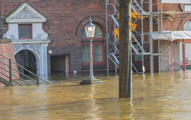 Sturmflut und Elbe Hochwasser am Hamburger Hafen St. Pauli Fischmarkt Fischauktionshalle