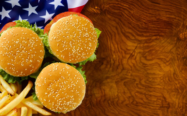 Independence day picnic hot dogs and hamburgers - 795446915