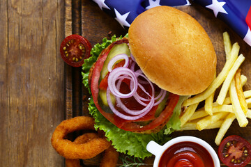 Independence day picnic hot dogs and hamburgers - 795447161