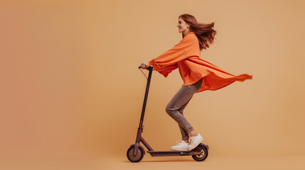 Fototapeta na wymiar mulher andando de patinete com camisa laranja no fundo bege 