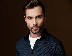 Obraz premium Serious adult man posing looking at camera