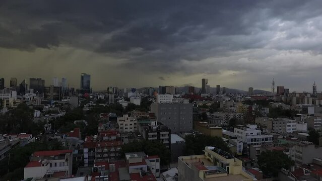 Atardecer con amenaza de lluvia en la Ciudad de M&eacute;xico. Vista con dron desde la colonia Roma