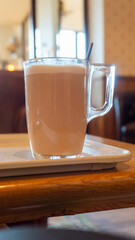 tasse de café en verre dans un pub confortable