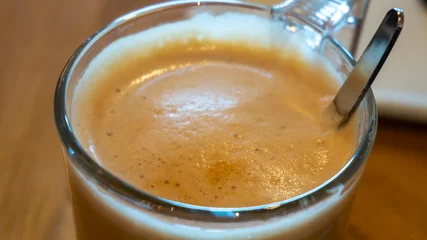 Raamstickers image macro de la mousse d'un café au lait dans une tasse © Esta Webster