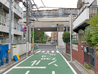 住宅街の道路。東京の道路。