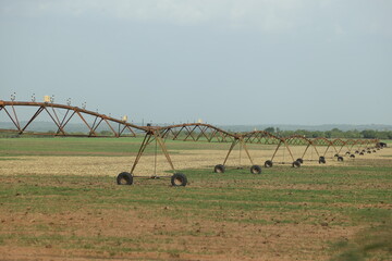 un engin d'irrigation  pour la canne à sucre