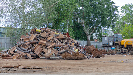Large Pile of Rusty Iron Metal at Scrap Yard Recycling Facility - obrazy, fototapety, plakaty