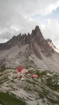 Refugio de alta monta&ntilde;a bajo picos afilados en los alpes italianos. 