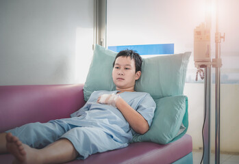 Sick Kid with asthma medicine. Ill child lying in bed. Bedroom or hospital room for young patient. Healthcare and medication. - obrazy, fototapety, plakaty
