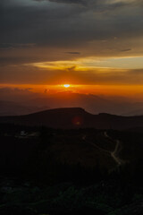 Obraz premium Sun setting over mountain range