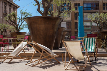 Terrasse ensoleillée sous les oliviers