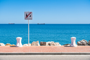 Fischen verboten Schild an der Uferpromenade Moll de Llevant, eine 4,5km lange Uferpromenade für...