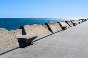 Beton Sitzbänke an der Uferpromenade Moll de Llevant, eine 4,5km lange Uferpromenade für Jogger,...