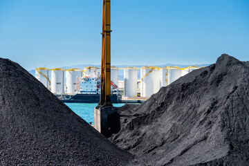 Blick auf abgeladene Kohle im Hafen von Tarragona, Spanien - obrazy, fototapety, plakaty