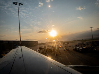Take off am flughafen w&auml;hrend eines Sonnenaufgang 