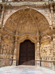 Vista de la entrada a la Catedral de Santa María de Astorga, monumento nacional con estatuas, columnas y arco en la puerta, verano de 2021