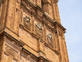 Detalle de cerca de los escudos en la Catedral de Santa María de Astorga, monumento nacional de España, escena en el verano de 2021.