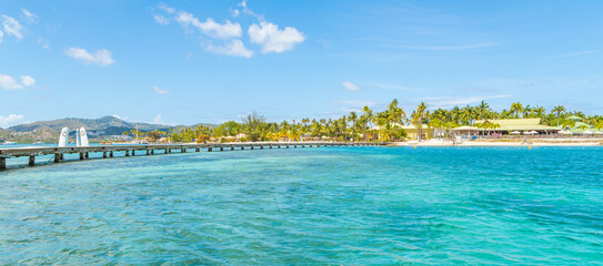 Ponton en bois de la plage des boucaniers à la Pointe Marin à Sainte Anne, Martinique, Antilles Françaises.