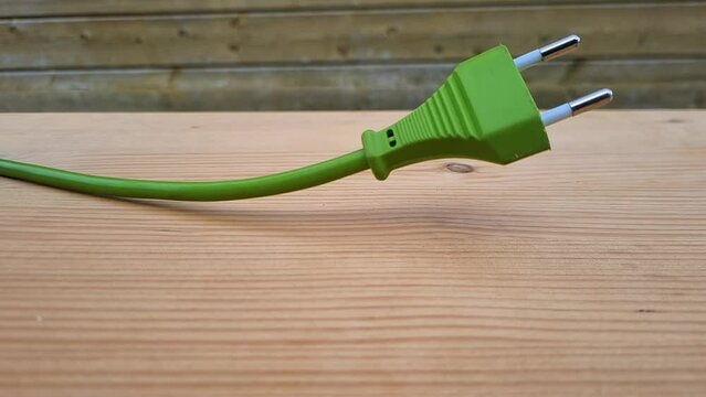Gr&uuml;ner Netzstecker 
