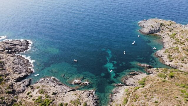 crique paradisiaque aux eaux turquoises, port de la selva, cala tamariua, espagne,
