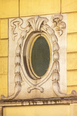 Vertical Oval Shape Window With Wreath Decor at Yellow House