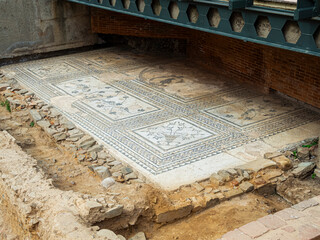 Vista de un trozo del mosaico de las ruinas de Astorga, en León, verano de 2021 en España. - obrazy, fototapety, plakaty