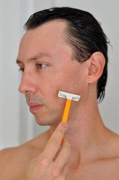 homem com gilete tirando a barba 