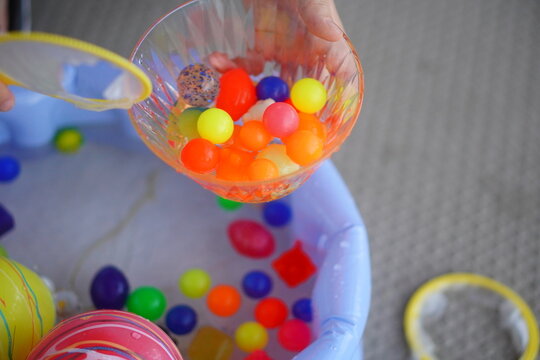 小学4生の子供が庭でボールすくいを楽しんでいる様子。スーパーボールすくいのポイ。