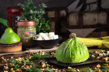 Postre de pistachio en forma de pera, pasteleria francesa 
