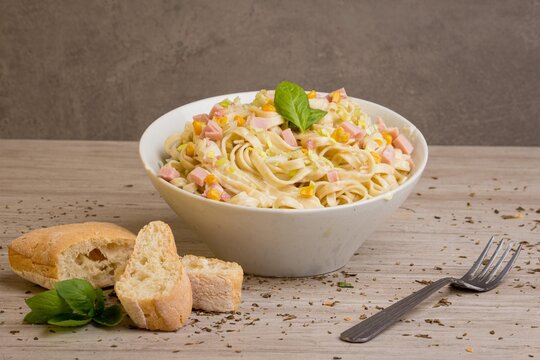 Pasta con maiz y tocineta