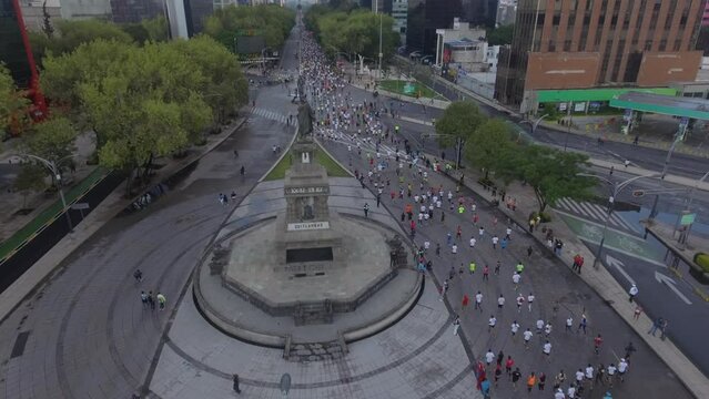 Maratón 2018 de la ciudad de México. Paso por Reforma a la altura de la Glorieta de Cuitláhuac.